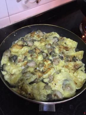 待蛋液稍微凝固，翻面再煎一下，煎制两面金黄色。