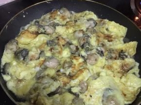 待蛋液稍微凝固，翻面再煎一下，煎制两面金黄色。