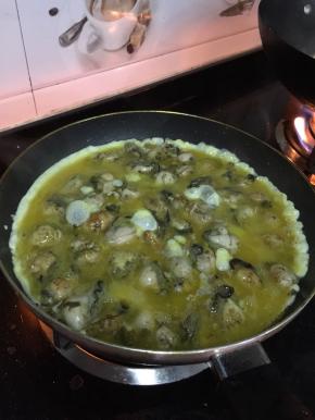 把打散的蛋液淋在生蚝上。