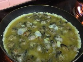 把打散的蛋液淋在生蚝上。