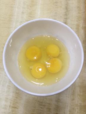 鸡蛋磕入碗中，加入少许的盐打散，备用。