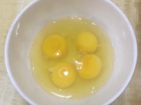 鸡蛋磕入碗中，加入少许的盐打散，备用。