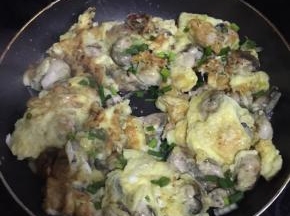 起锅前加入适量的葱花和少许鸡精调味即可。