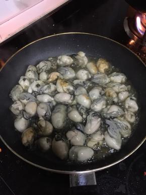 锅烧热倒入适量的油，放入生蚝煎制两面金黄。