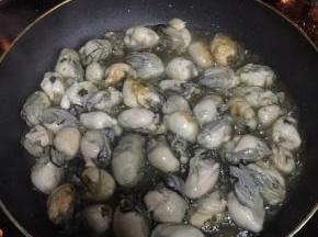 锅烧热倒入适量的油，放入生蚝煎制两面金黄。