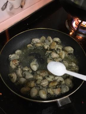 放入一勺盐翻炒均匀。