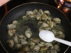 放入一勺盐翻炒均匀。