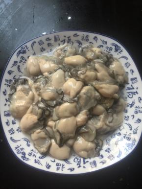 生蚝清洗干净，沥干水分备用。