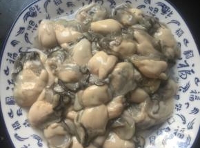 生蚝清洗干净，沥干水分备用。