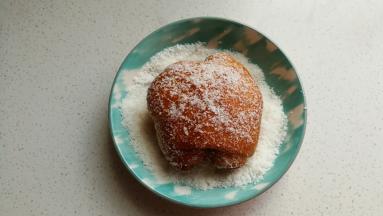 炸至金黄色后捞起控油，趁热在椰蓉中滚一圈沾满椰蓉即可。