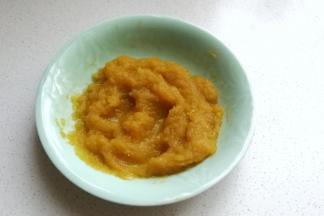 南瓜蒸熟后取130克捣成泥待用。