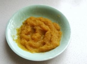南瓜蒸熟后取130克捣成泥待用。