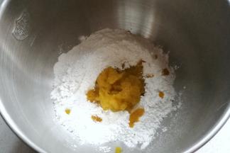 所有面团材料除黄油外放入搅拌桶中，加入南瓜泥开始揉面。