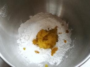 所有面团材料除黄油外放入搅拌桶中，加入南瓜泥开始揉面。