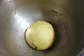 揉面至扩展阶段后，再加入蔓越莓干揉均匀，然后揉成光滑的面团盖保鲜膜发酵。