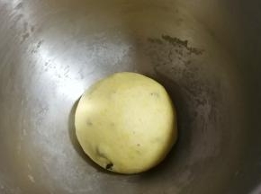 揉面至扩展阶段后，再加入蔓越莓干揉均匀，然后揉成光滑的面团盖保鲜膜发酵。