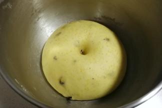 面团发酵至两倍大以上，手指戳洞不回缩不塌陷即发面完成。