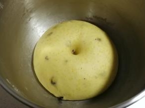面团发酵至两倍大以上，手指戳洞不回缩不塌陷即发面完成。