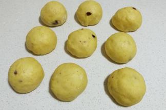 发好的面团取出来挤压揉搓排气，然后分成均匀的九个剂子搓圆，盖保鲜膜静置醒发十分钟左右。