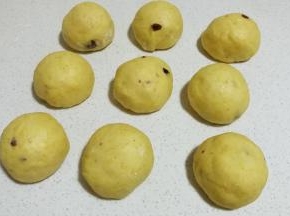 发好的面团取出来挤压揉搓排气，然后分成均匀的九个剂子搓圆，盖保鲜膜静置醒发十分钟左右。