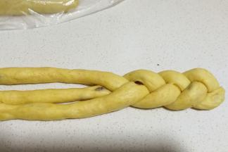 后从中间开始向两端编辫子。