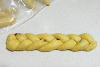 如图编好后收尾处捏紧压在底部。