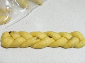 如图编好后收尾处捏紧压在底部。