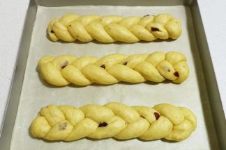 再依次编完剩下的两个辫子面包，编好后摆入烤盘进行发酵。