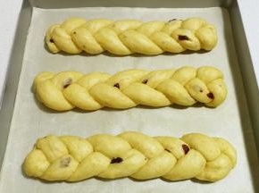 再依次编完剩下的两个辫子面包，编好后摆入烤盘进行发酵。