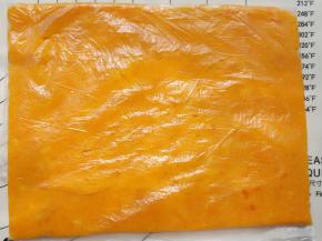 咸鸭蛋黄上锅蒸熟（对腥味敏感的可以喷点白酒再蒸），蒸熟放凉放进保鲜袋里用擀面杖擀成泥备用。
