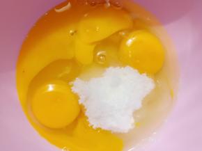 先做馅，3个鸡蛋与白糖放进干净的盆里搅拌均匀。
