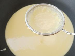 把面糊直接过筛到不粘锅里。
