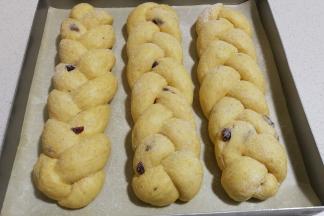 发酵好的面包取出，再筛上一层高筋面粉，然后放入预热好的烤箱，中层上下火180度烤约20分钟左右。