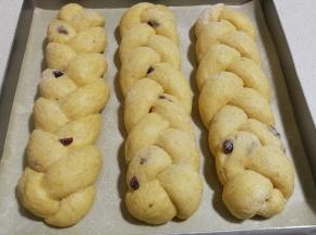 发酵好的面包取出，再筛上一层高筋面粉，然后放入预热好的烤箱，中层上下火180度烤约20分钟左右。