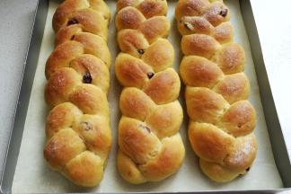 烤好的面包出炉，晾至温凉后，趁还有余温放入保鲜袋密封保存。