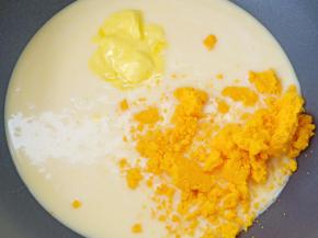 放入黄油和之前压好的鸭蛋黄泥，开小火炒馅，大概3分钟左右开始凝固，再炒3-4分钟左右就差不多了（看一下小贴士）
