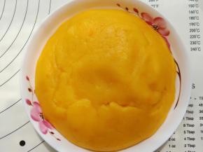 炒好盖保鲜膜放凉。