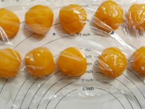 放凉后分成12份,每份50克。盖保鲜膜备用。
