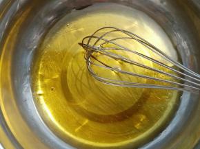 月饼皮：取干净的盆放入转化糖浆和枧水，用手动打蛋器慢慢搅拌，多搅拌一会使其均匀。
