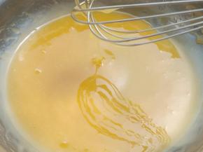 分两次倒入花生油每次都要充分搅拌均匀。慢慢的搅拌大概10分钟左右。
