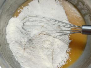 放入中筋面粉、
