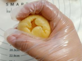 利用虎口把馅包好。