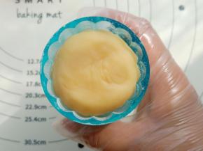 包好后粘薄薄一层中筋面粉，用手拍去多余的干粉，然后放入阳晨75克月饼模具中。
