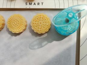 放在烤盘上压出图案。
