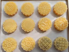 烤箱200度预热10分钟后，用喷雾瓶在月饼上喷一层水，然后放进烤箱。