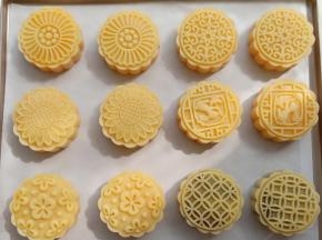 烤箱200度预热10分钟后，用喷雾瓶在月饼上喷一层水，然后放进烤箱。