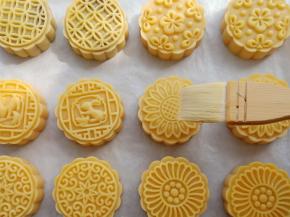 烤5分钟后取出，刷一层薄薄的蛋黄液，继续放进烤箱烘烤。
