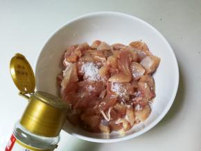 鸡腿去皮骨，切成小丁，放入半小勺盐，半小勺糖，少许黑胡椒粉