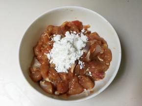 放入一勺玉米淀粉抓匀