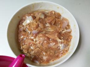 淋入一勺食用油表面，封上保鲜膜放入冰箱冷藏腌制十五分钟